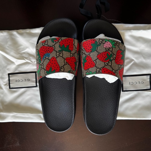 Authentic Gucci Strawberry Print Slides - 🍓 - Picture 3 of 16